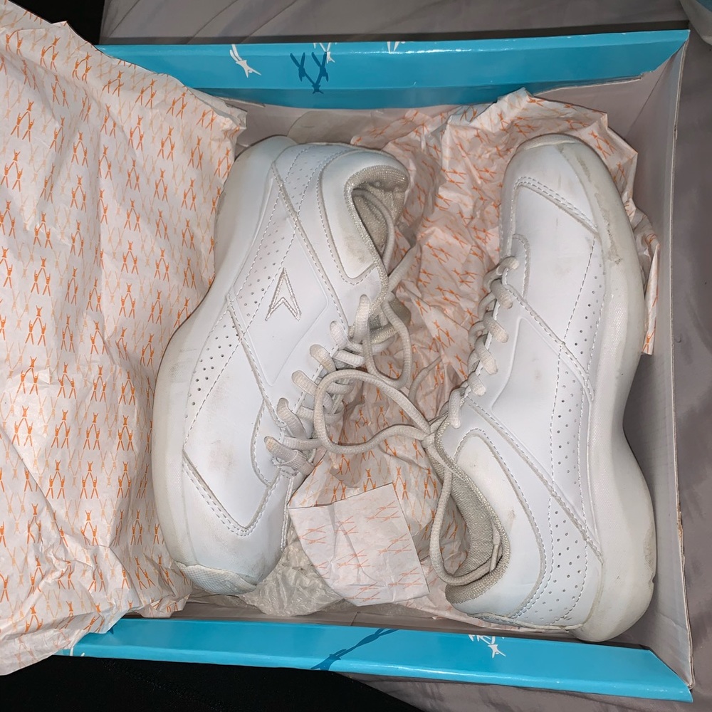 Power cheer shoes size 5